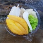 Místní dezert - rýže s mangem a kokosovým mlékem