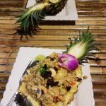 Smažená rýže s kuřecím masem a kešu oříšky v ananasu