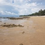 Naše pláž Khlong Khong Beach při odlivu