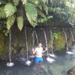 Ochlazení u vodopádu Tegenungan na Bali