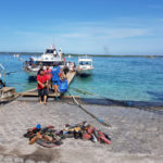 Loď do Sanuru v přístavu, Nusa Penida