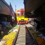 Po průjezdu je vše za minutu zpět, Maeklong Railway Market, Bangkok